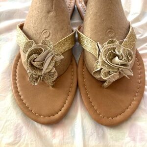 NWT Yoki Gold Flower Rose Flip flops Sandals SZ 8